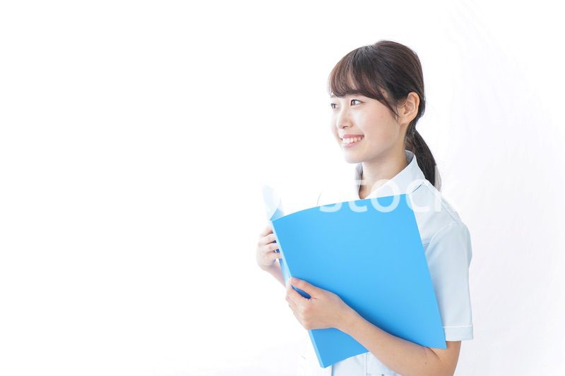 カルテを持つ看護師