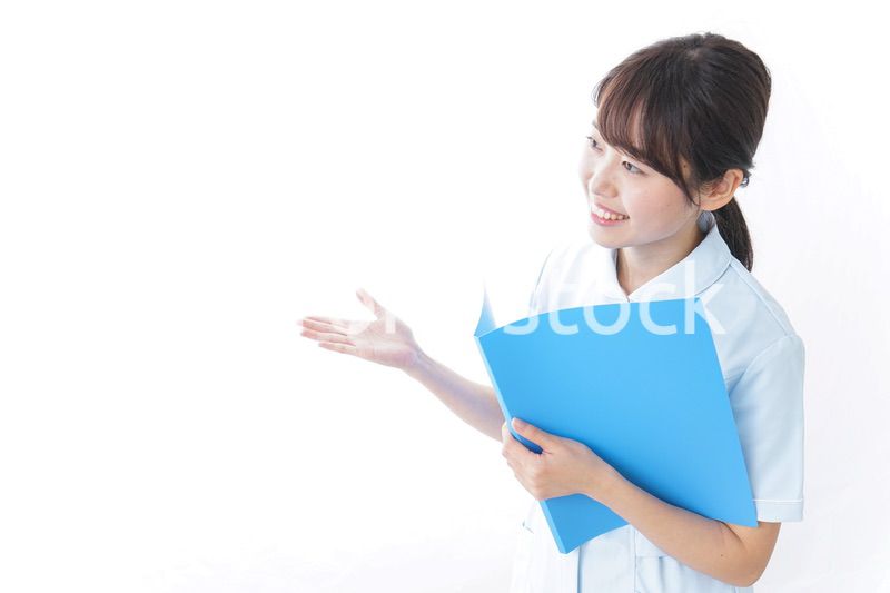 カルテを持つ看護師