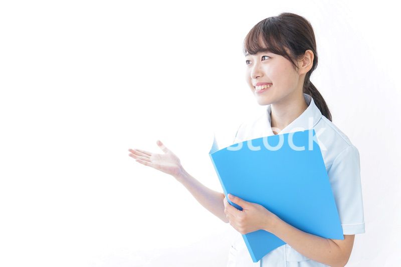 カルテを持つ看護師