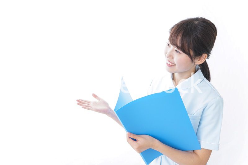 カルテを持つ看護師