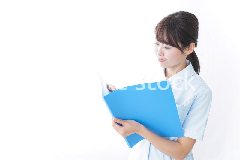 カルテを持つ看護師