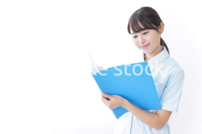 カルテを持つ看護師
