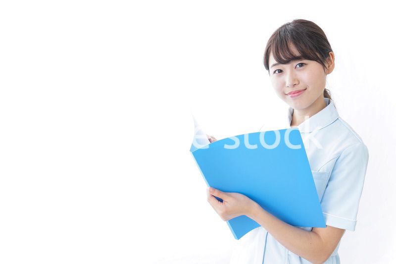 カルテを持つ看護師