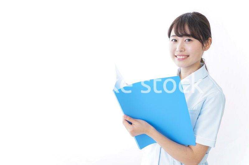 カルテを持つ看護師