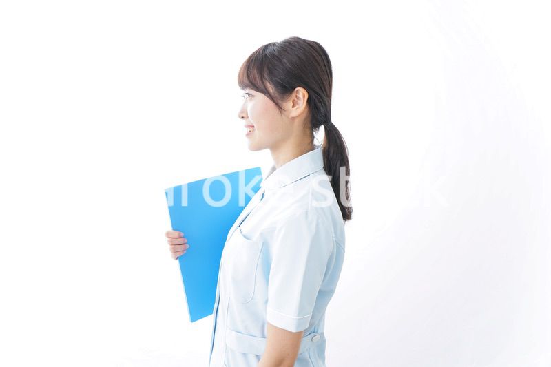 カルテを持つ看護師
