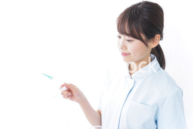 点滴をする看護師