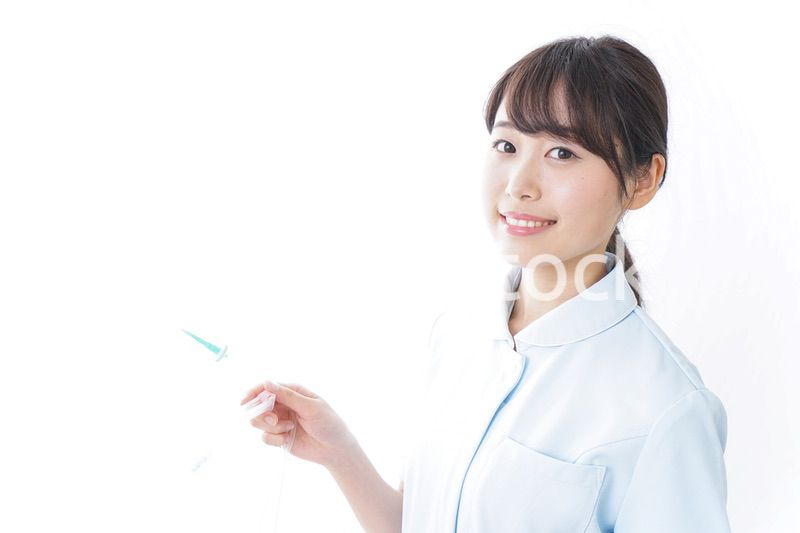 点滴をする看護師