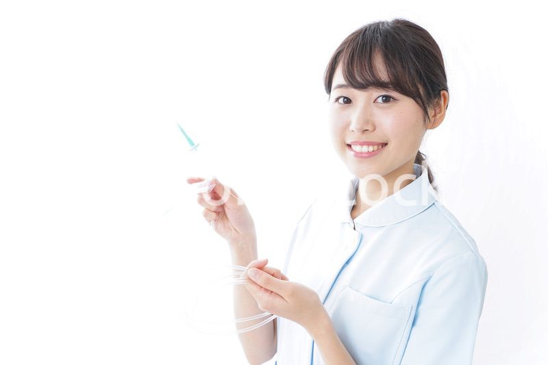 点滴をする看護師