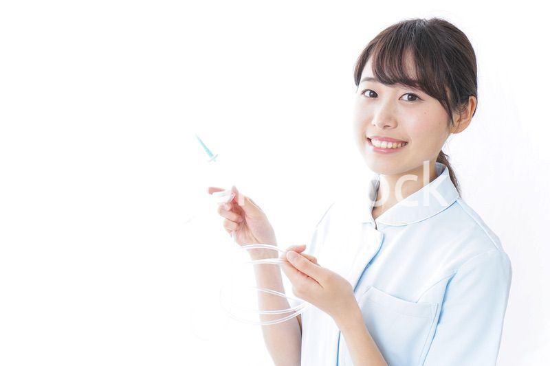 点滴をする看護師