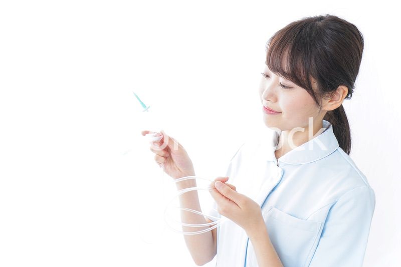 点滴をする看護師