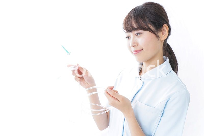 点滴をする看護師
