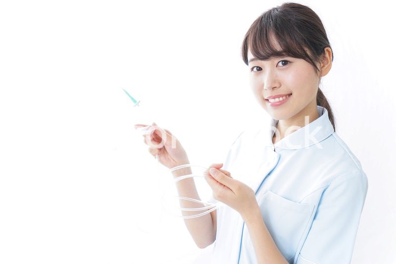 点滴をする看護師