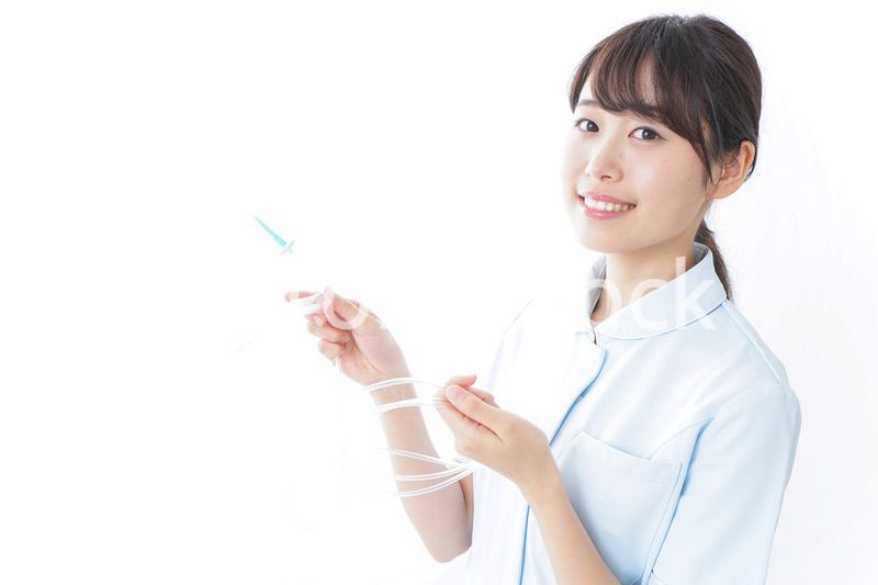 点滴をする看護師