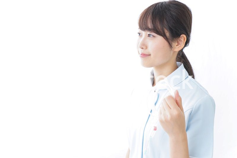 点滴をする看護師