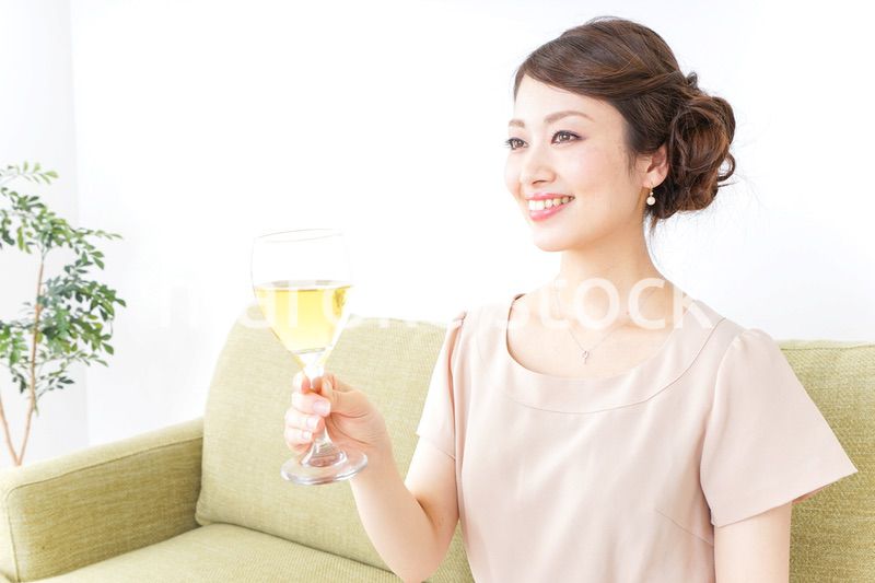 自宅でお酒を飲む女性