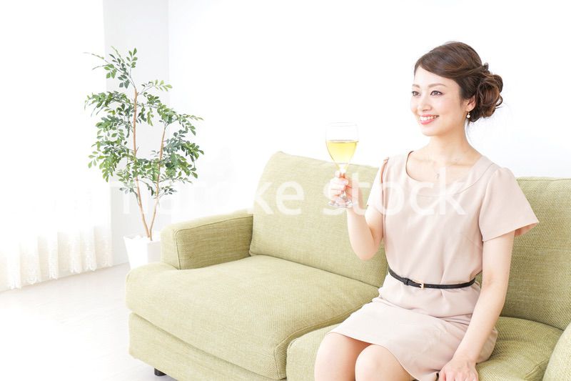 自宅でお酒を飲む女性