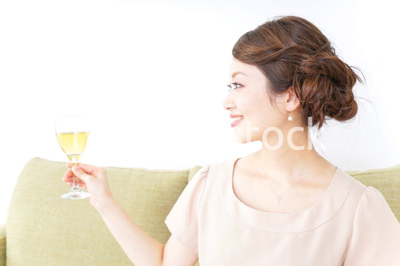 自宅でお酒を飲む女性