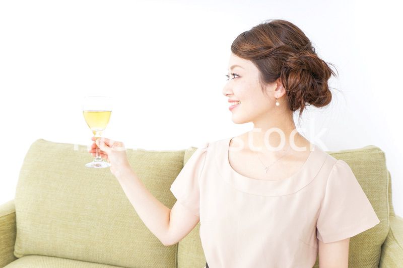 自宅でお酒を飲む女性