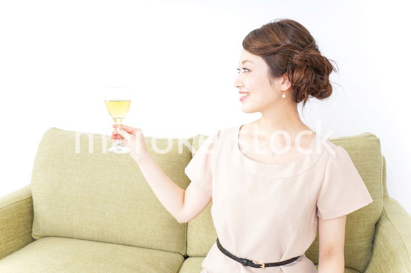 自宅でお酒を飲む女性