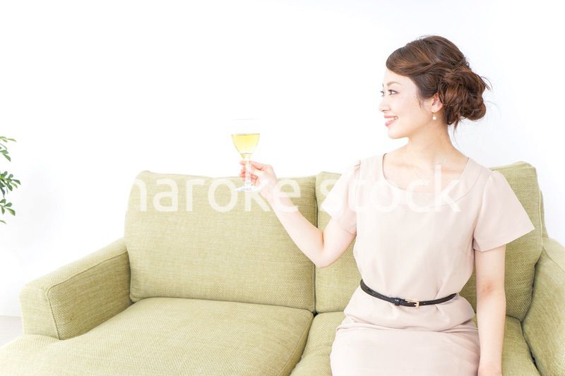 自宅でお酒を飲む女性