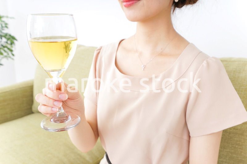 自宅でお酒を飲む女性