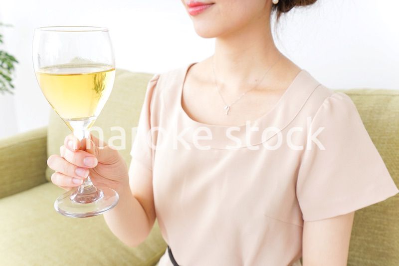 自宅でお酒を飲む女性