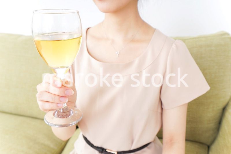 自宅でお酒を飲む女性