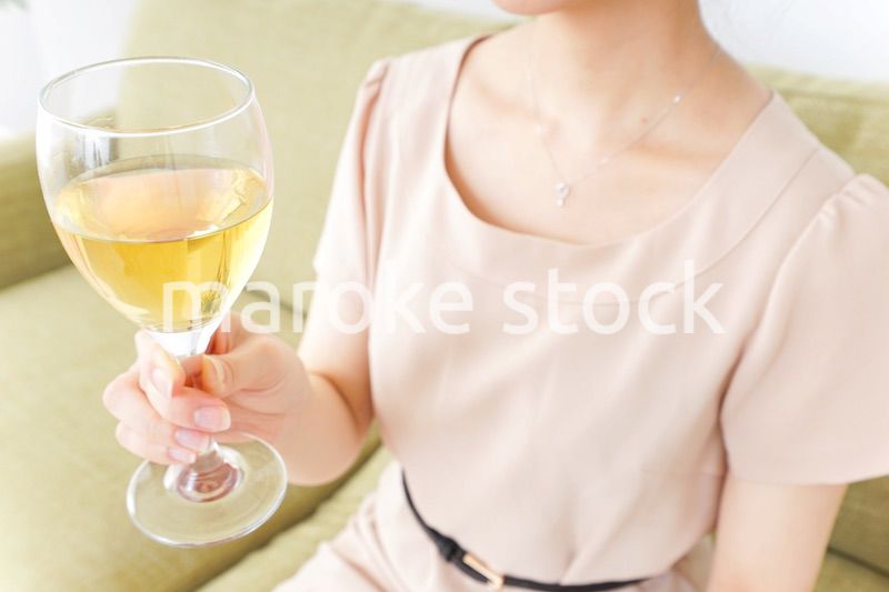 自宅でお酒を飲む女性