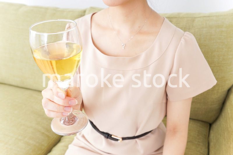 自宅でお酒を飲む女性