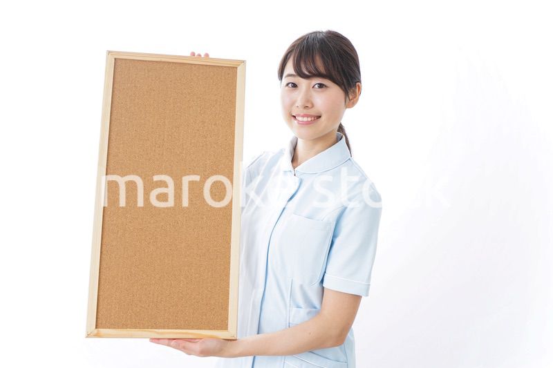 ボードを持つ看護師