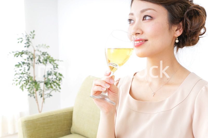 自宅でお酒を飲む女性