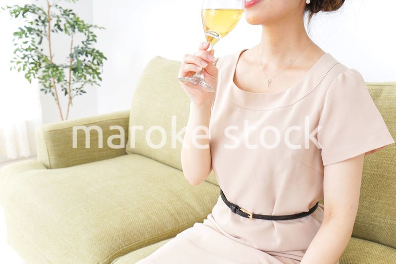 自宅でお酒を飲む女性
