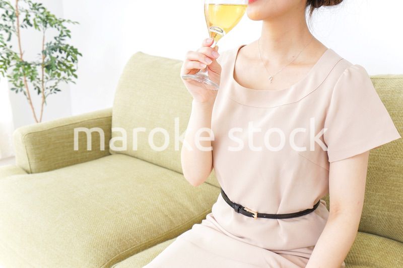 自宅でお酒を飲む女性