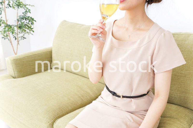 自宅でお酒を飲む女性