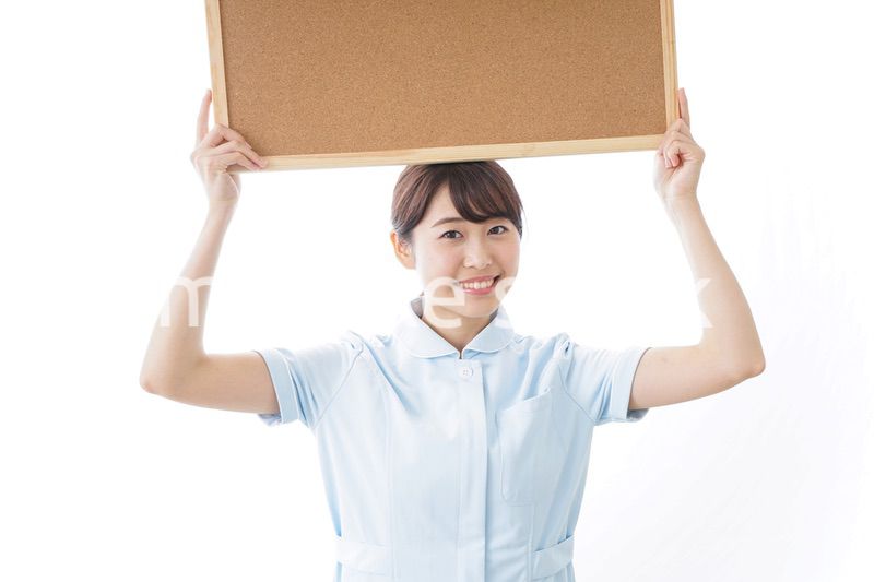 ボードを持つ看護師