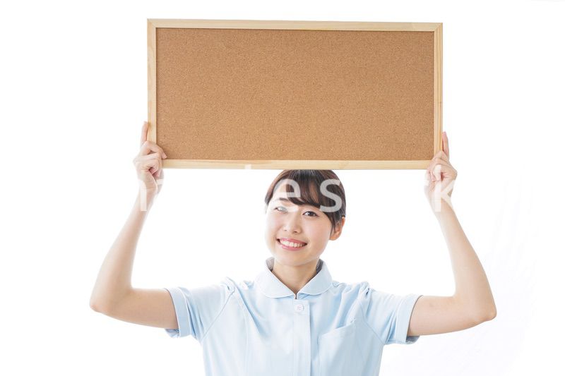 ボードを持つ看護師