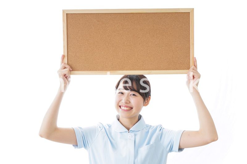 ボードを持つ看護師