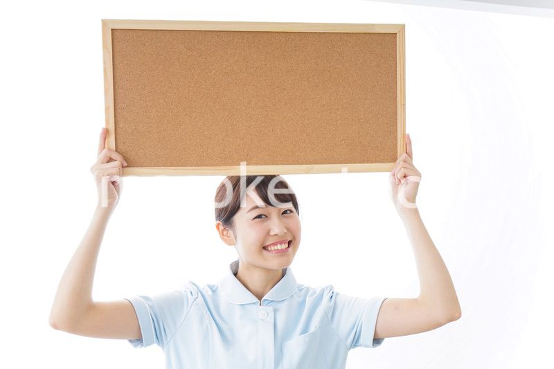 ボードを持つ看護師