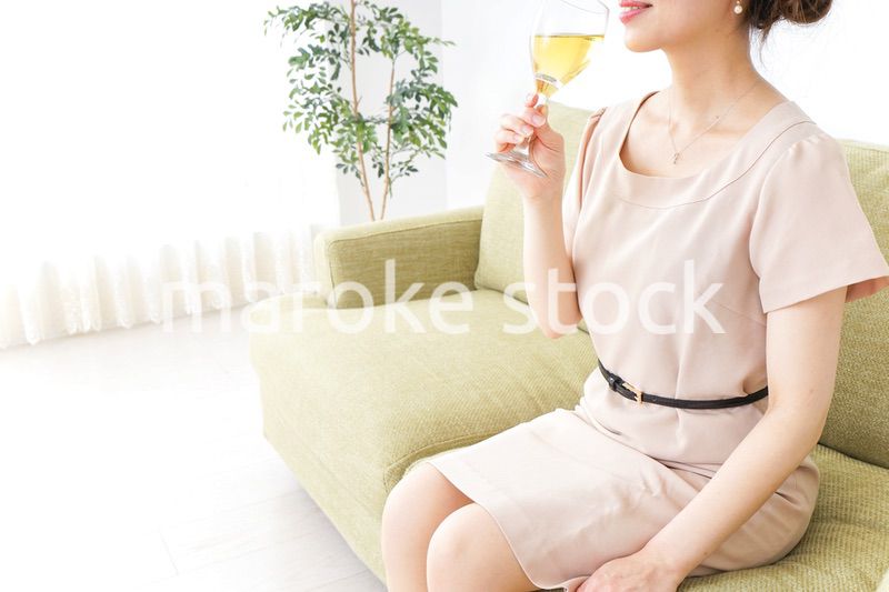 自宅でお酒を飲む女性