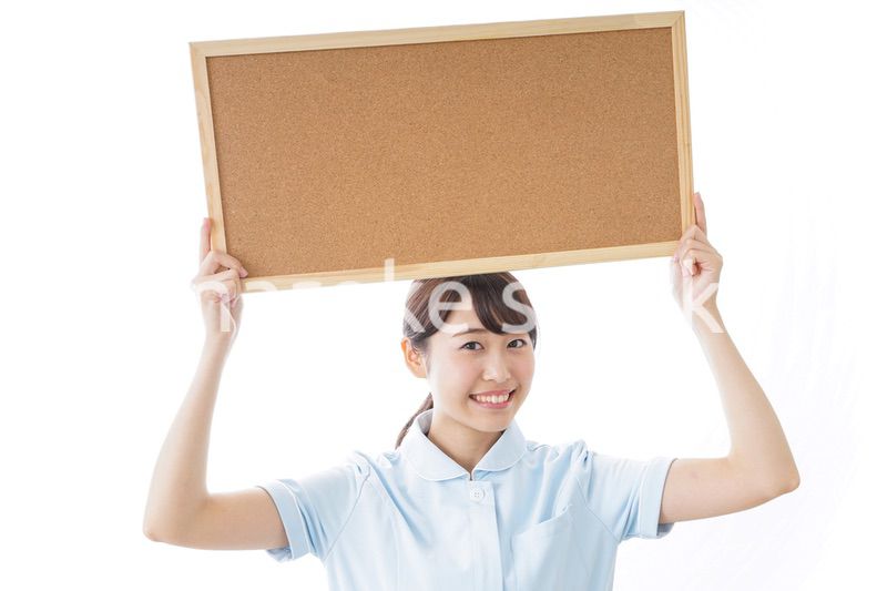 ボードを持つ看護師