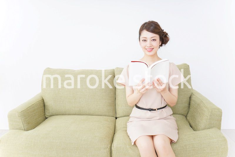 部屋で読書をする女性