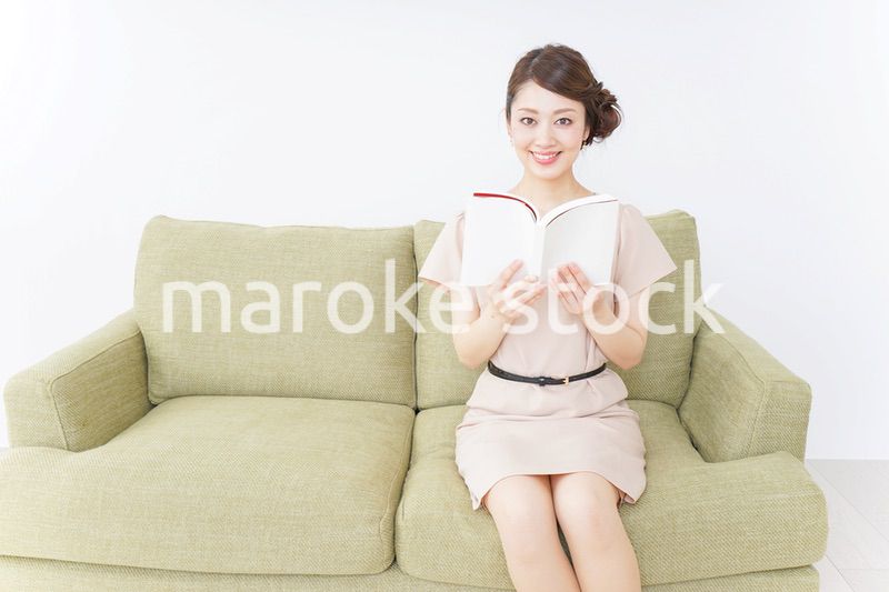 部屋で読書をする女性