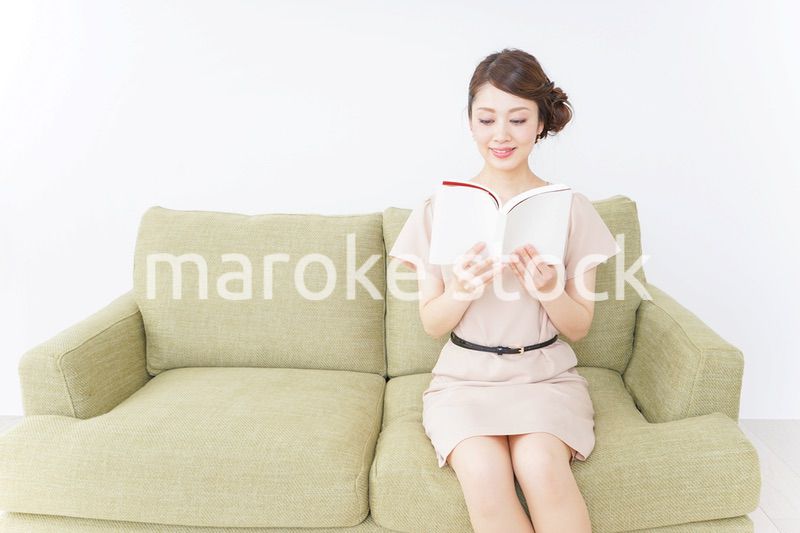 部屋で読書をする女性