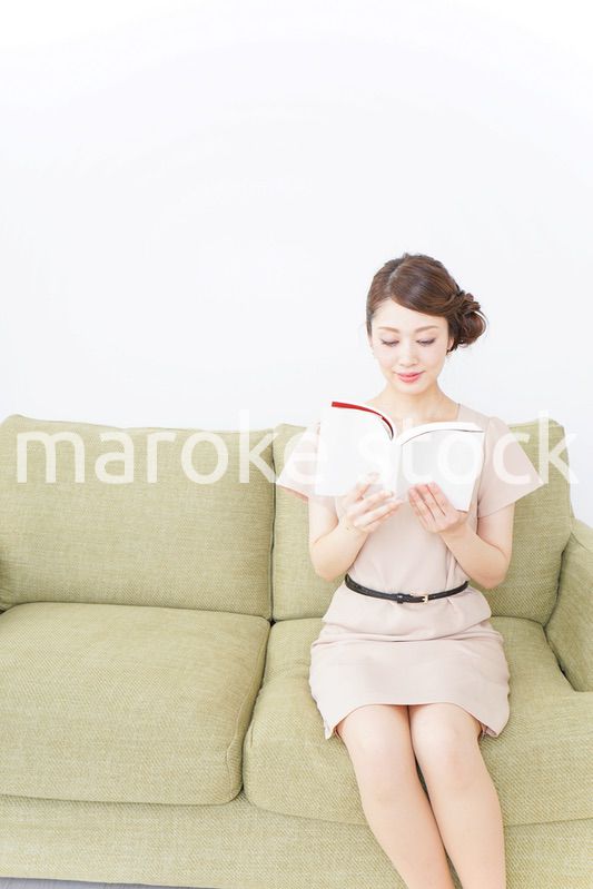 部屋で読書をする女性
