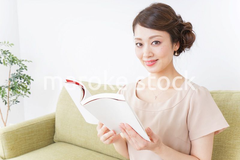 部屋で読書をする女性