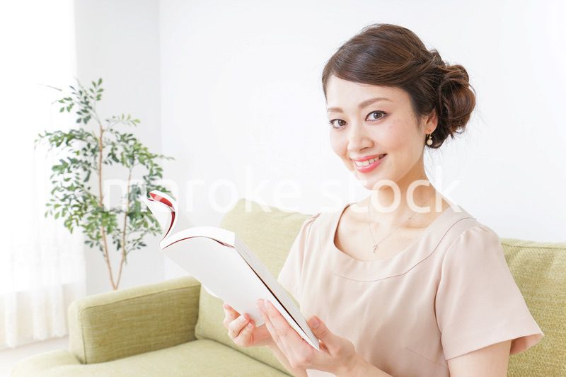 部屋で読書をする女性