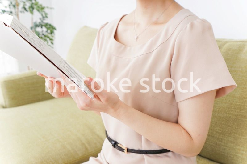 部屋で読書をする女性