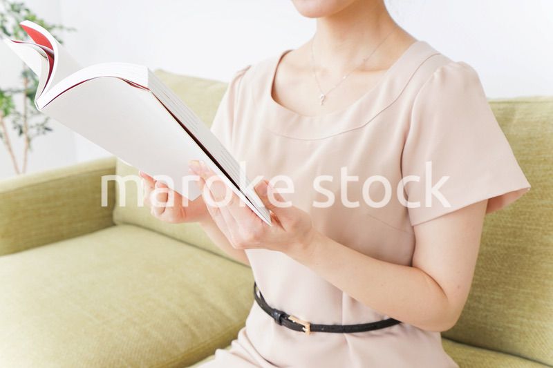 部屋で読書をする女性