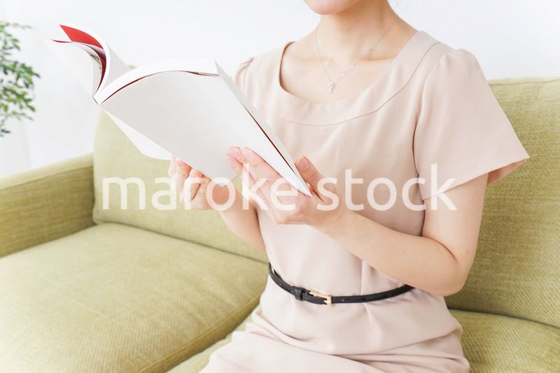 部屋で読書をする女性