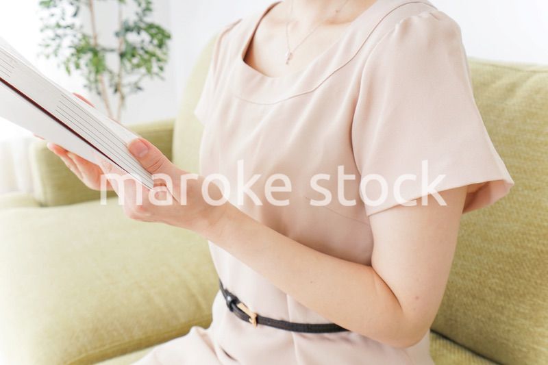 部屋で読書をする女性